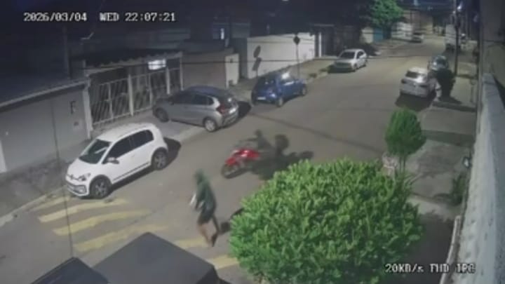 Com imagens! Assaltantes furtam moto no Santo Antônio I